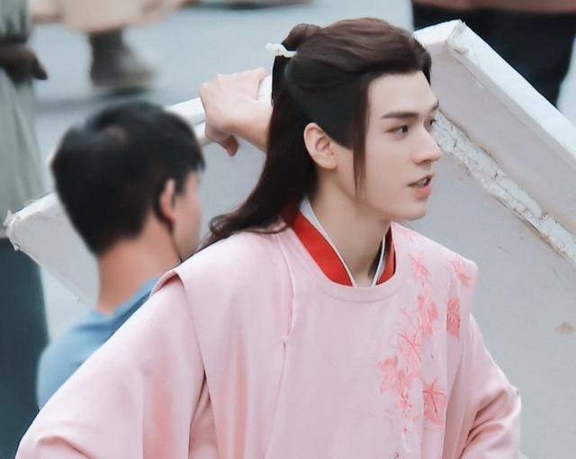 势头相当猛烈,同时也点燃了剧中两位演员龚俊和张哲瀚