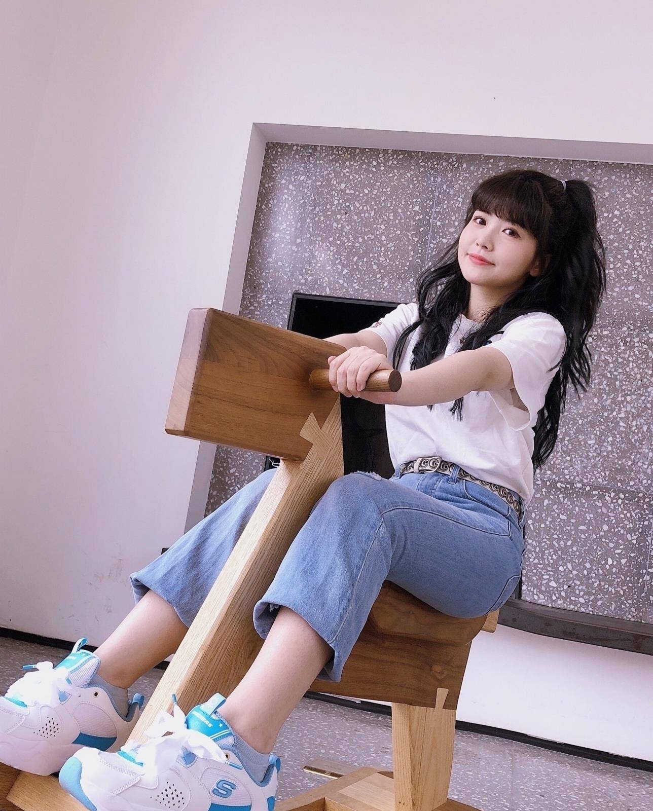 赖美云玩木马拍照,白t恤配牛仔裤休闲大方,扎着马尾辫很可爱_身材_小