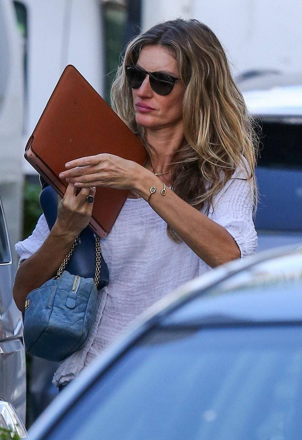 41岁吉娘娘回忆痛苦时刻:18岁被迫近乎赤身走秀,在雨中泪流不止