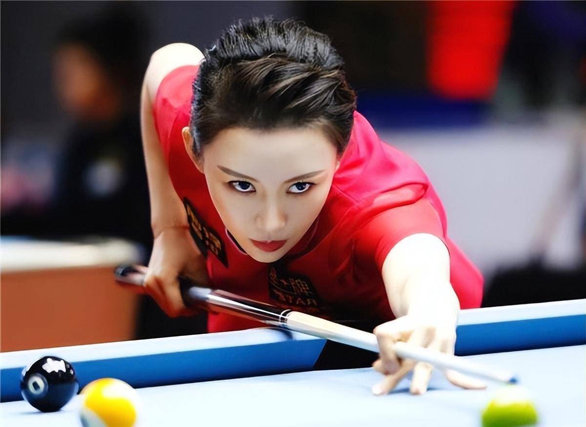 的女子台球职业选手,因外貌出众球技精湛,被誉为"九球天后"的潘晓婷