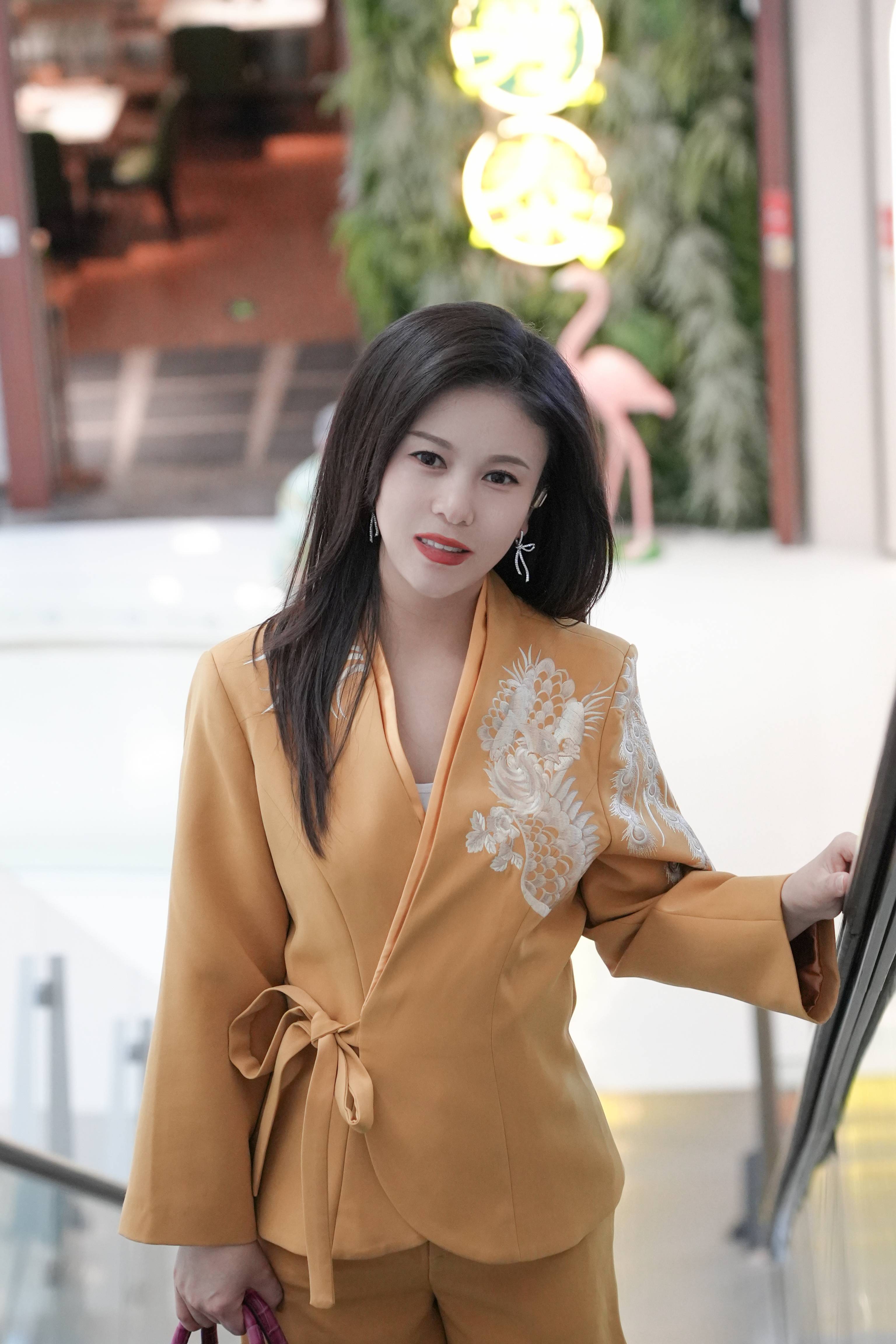 主持人刘美希国风大片曝光 中式服装引领新潮流_中国_节目_文化