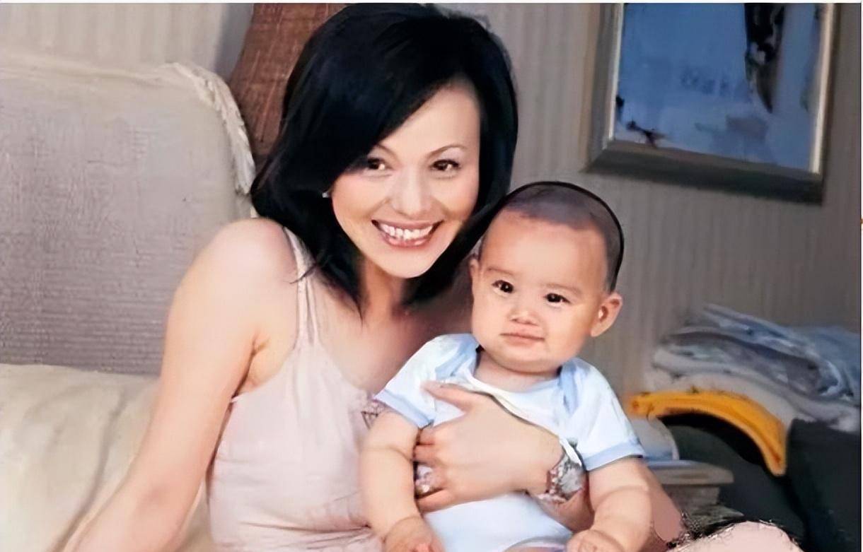 50岁的雪姨王琳,蜂腰美腿宛如少女,两段婚姻失败后,至今仍单身_香港