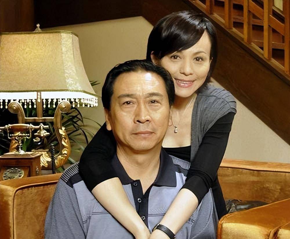 50岁的雪姨王琳,蜂腰美腿宛如少女,两段婚姻失败后,至今仍单身_香港