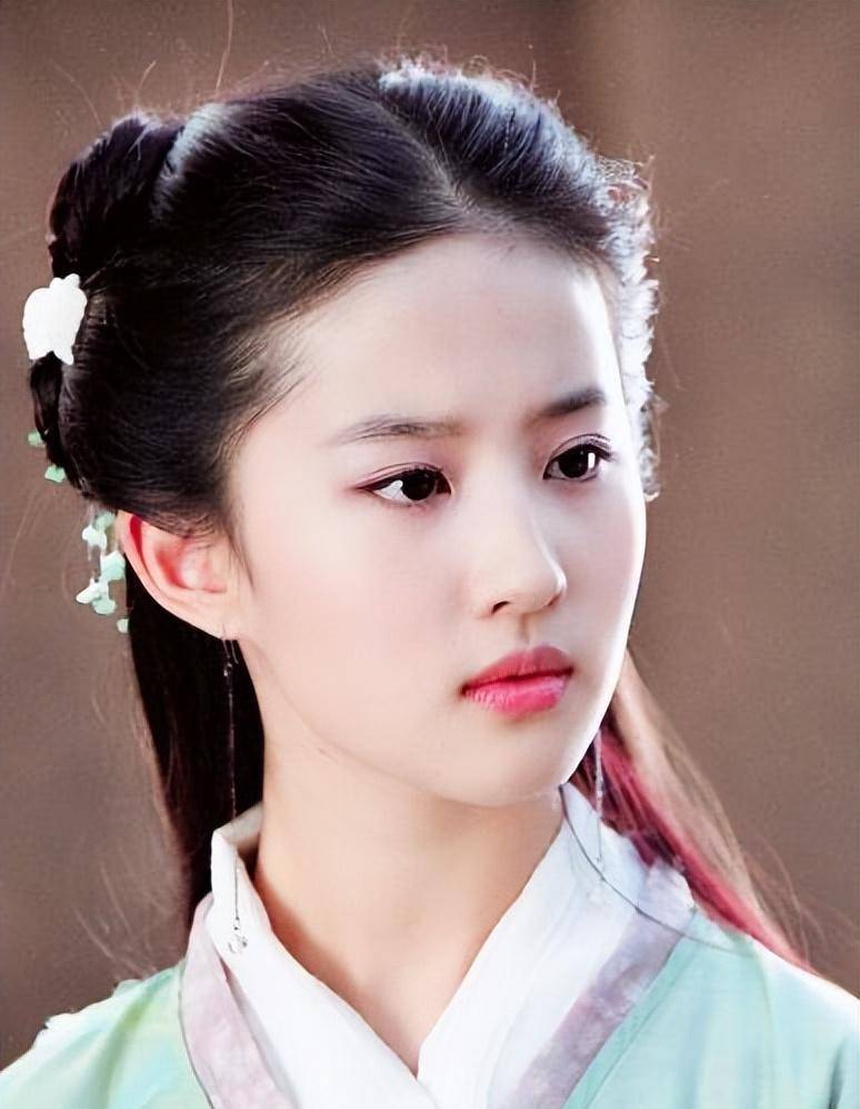 "完成张导的工作后,仙剑系列剧组邀请她在剧中饰演女主角"灵儿.