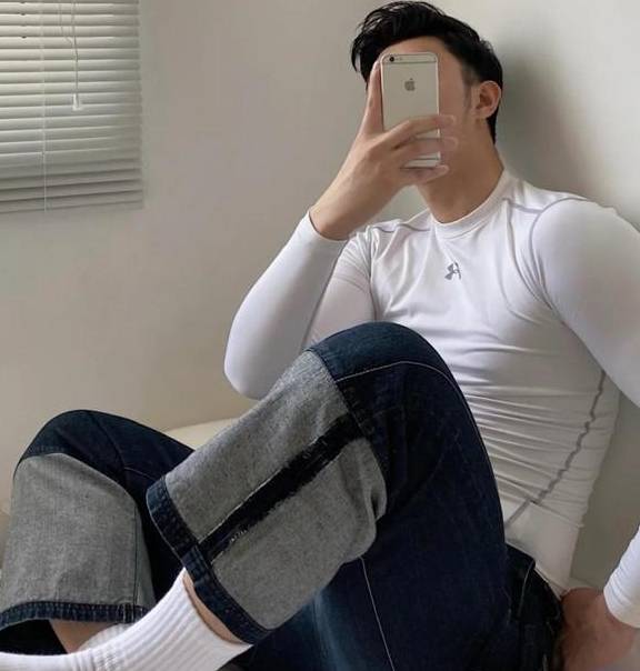 身材健壮,爱自拍又爱挡脸的小哥哥,高颜值的男生都喜欢秀身材吗_健美