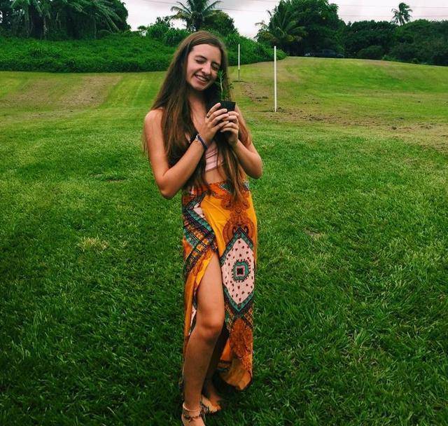 今年19岁的美国内华达州舞蹈演员麦茜·达芙(maceyduff)(上图)也是