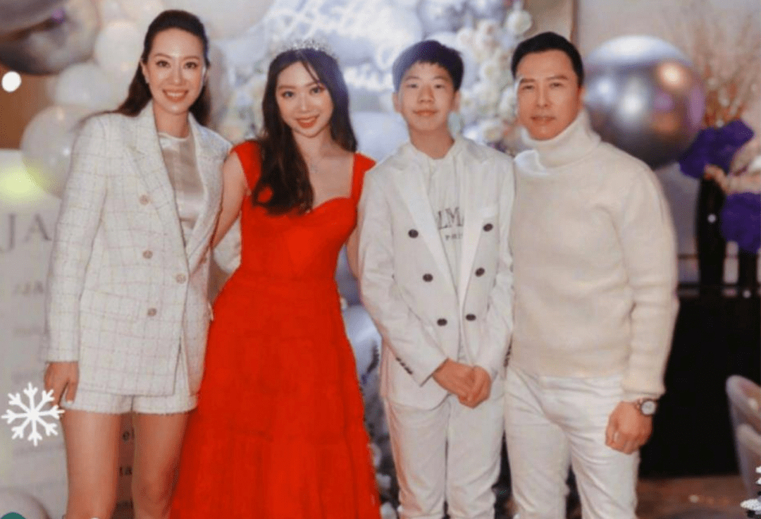 59岁甄子丹晒全家福,他皮肤黝黑似大叔,小18岁娇妻似少女_汪诗诗_身材
