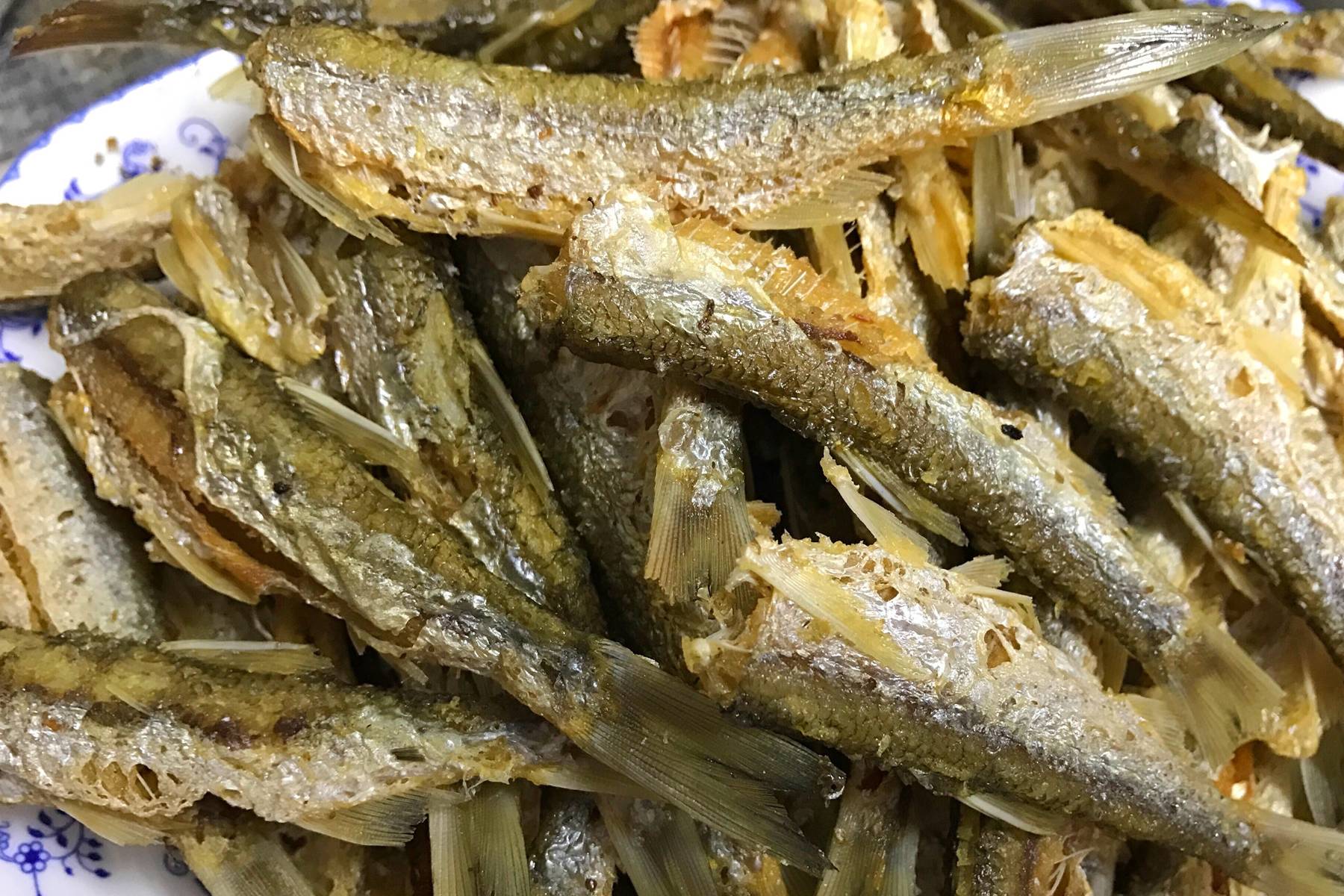 这鱼7元1斤,遇见必买上5斤,放锅中一炸,老公下酒最馋它_做法_小时候