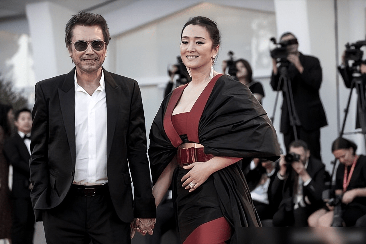 巩俐坐法国总统专机回国,75岁老公贴心拿行李,国籍问题再引争议_网友