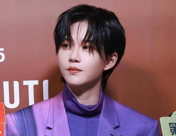 刘雨昕陆柯燃出席活动,同样是穿帅气西装,气质却不太一样_姐姐_服装