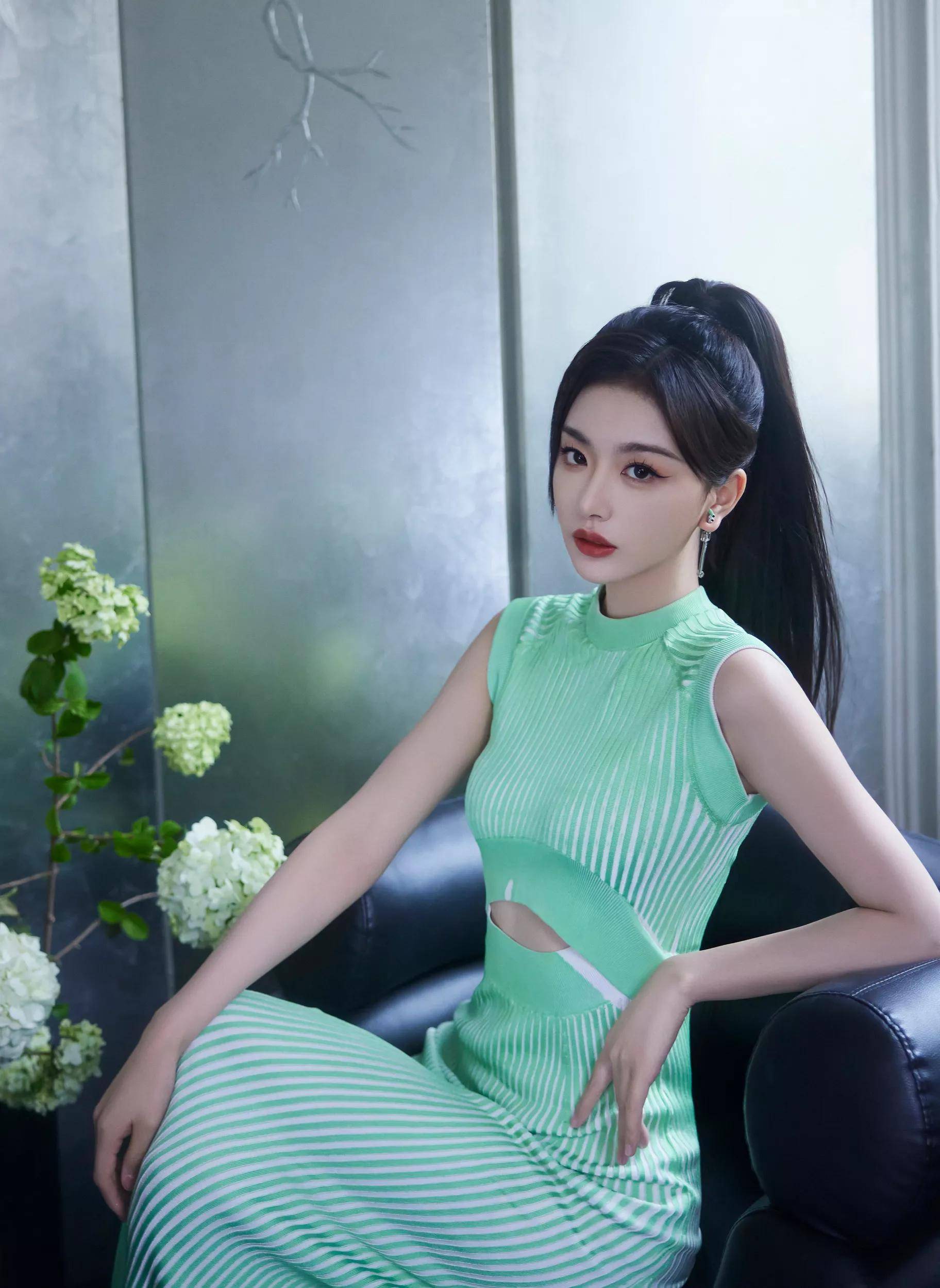 青春女星孔雪儿晒绿色露脐长裙写真,展现完美的腰臀比,以及傲人上围