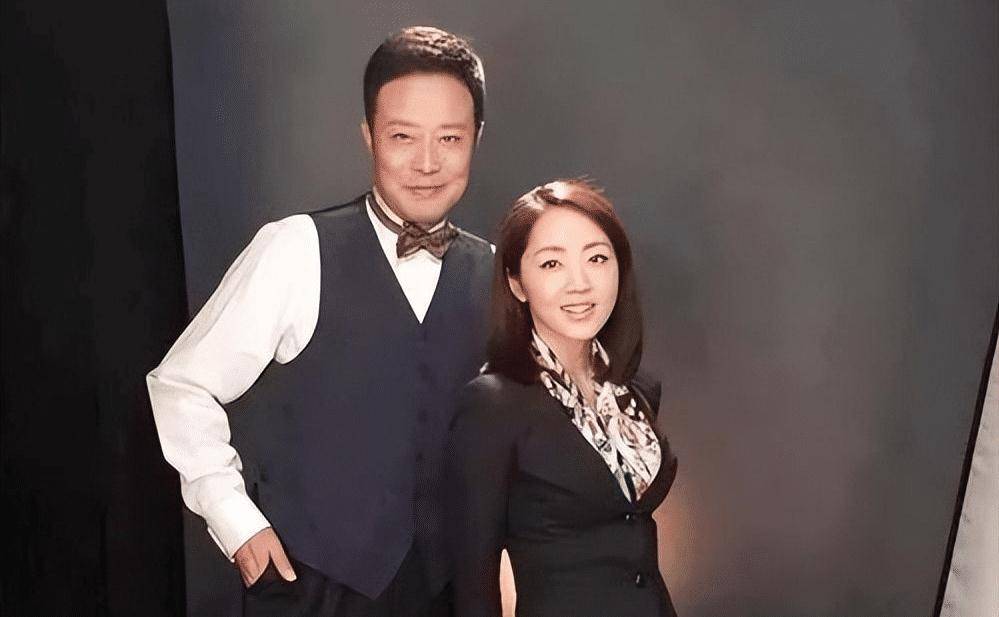 气象主播杨丹:嫁给普通丈夫,40岁生下儿子,一家三口生活幸福_佟强