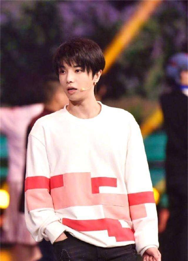 华晨宇学长运动风穿搭,时尚又兼具美感,音乐才子也是时尚达人!