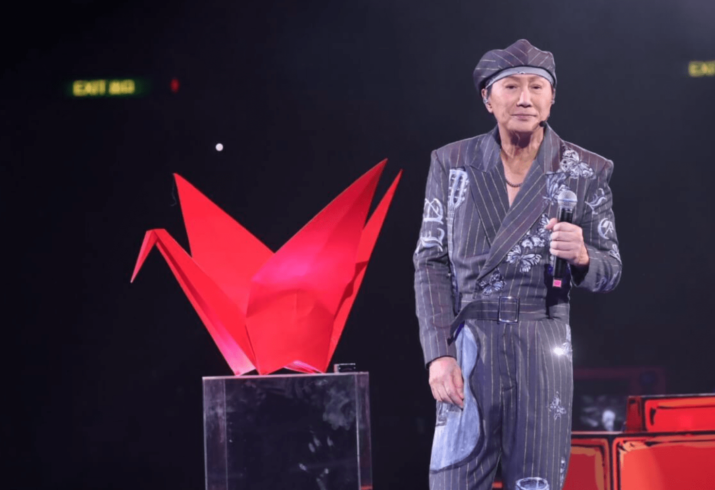 久未踏足红馆舞台,许冠杰感慨万分,7年没有登上红馆,还能在此开演唱会