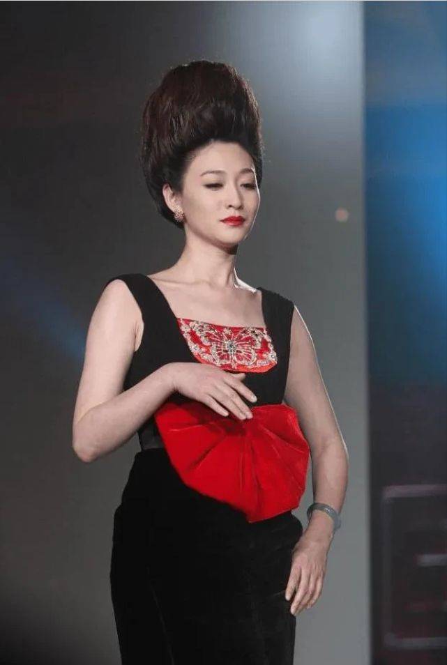 头顶20cm高耸盘发亮相,人美果然能为所欲为_身材_造型_个性