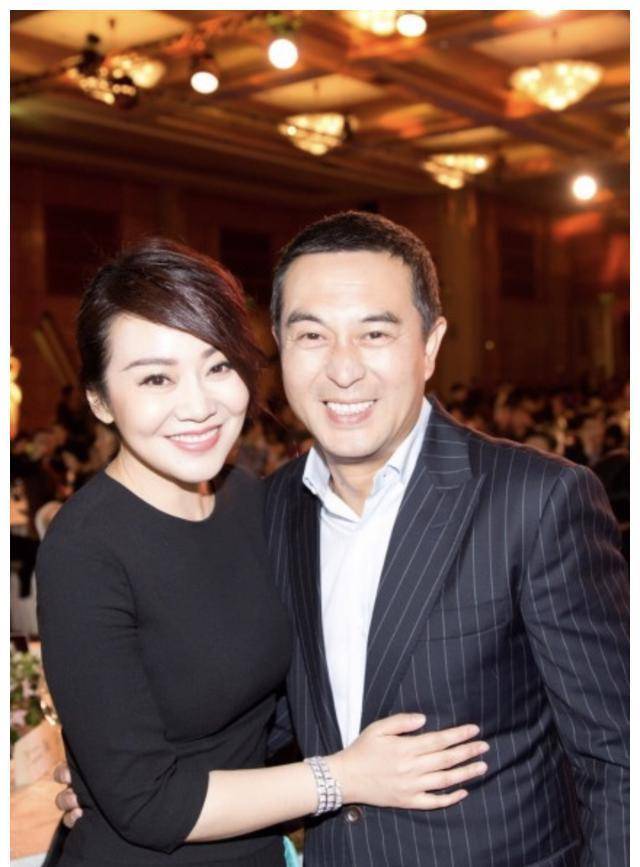 《突围》剧组聚餐,50岁闫妮与男星挽手同行,假夫妻戏外互动亲_耿乐