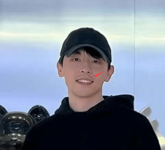 邓伦现身寺庙被偶遇,烧香拜佛为自己祈福,满眼红血丝状态憔悴_网友