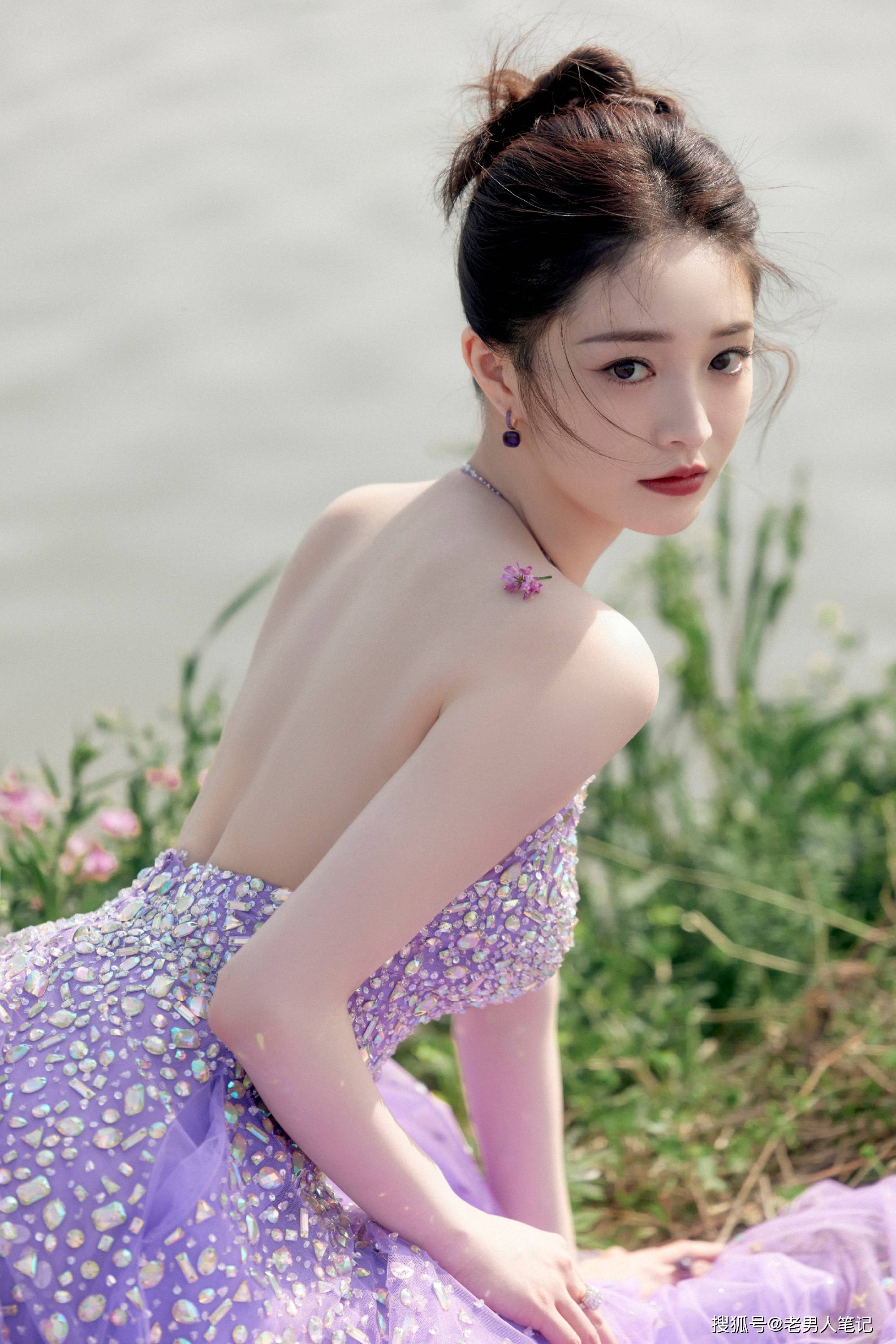 周洁琼紫色闪钻纱裙,红唇美背,闪耀吸睛_造型_时尚_长裙