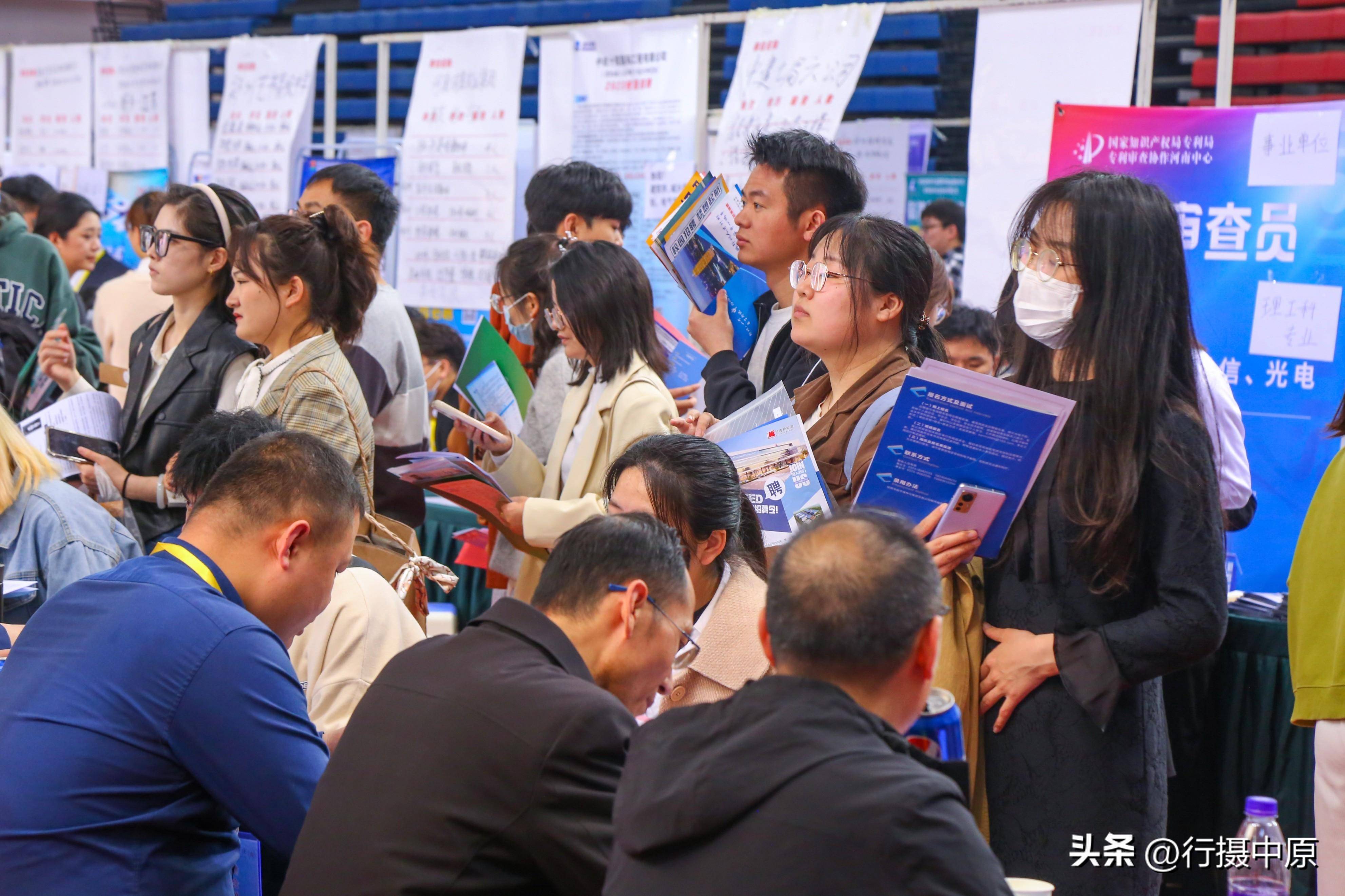 当毕业季临近,大学招聘会人山人海,场面堪比"春运"_会场_工作_求职