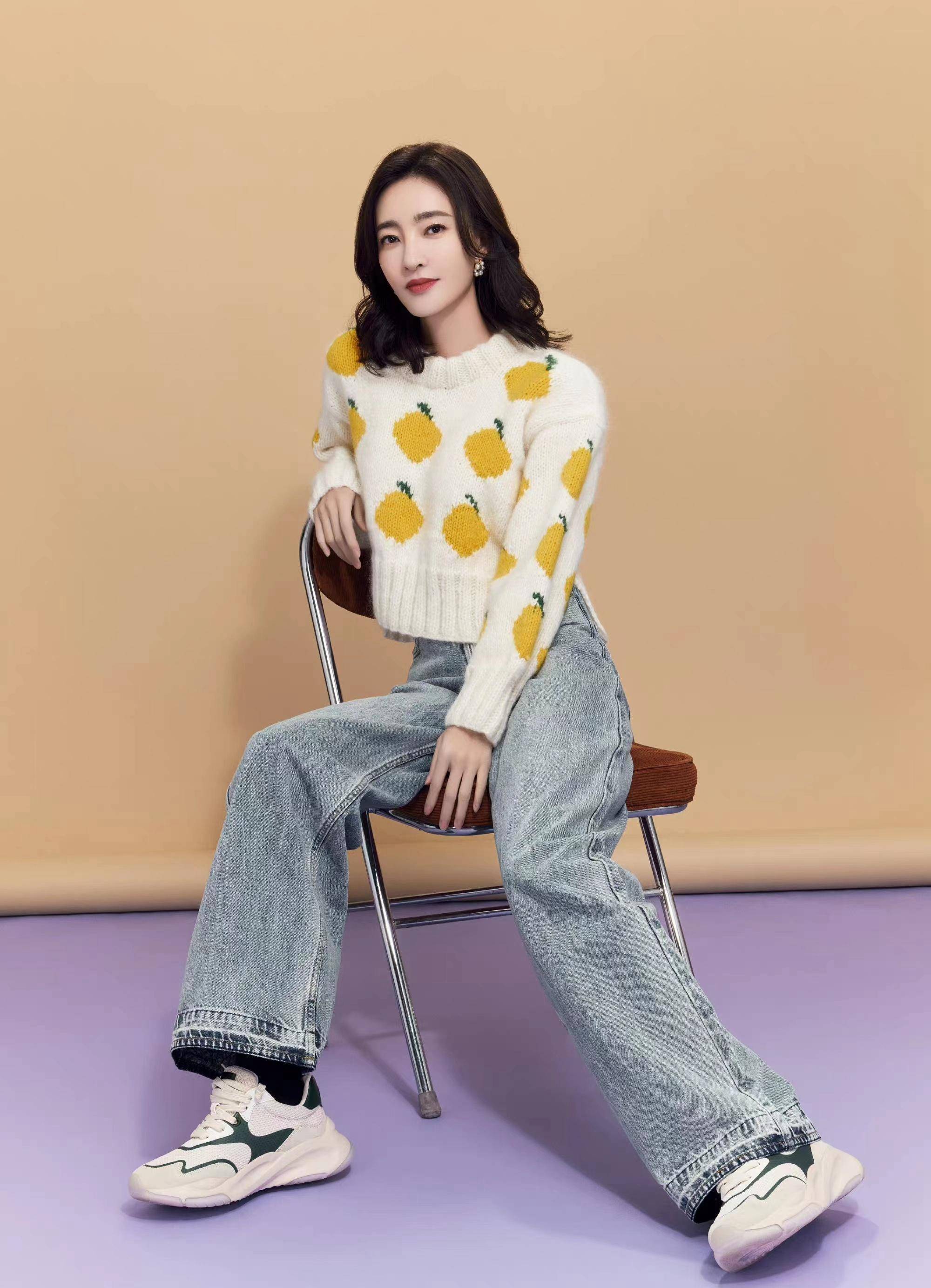 王丽坤小年晒美照,毛衣搭配牛仔阔腿裤,清新休闲又减龄!