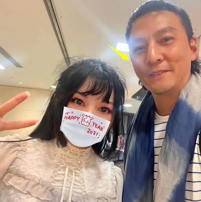 48岁吴彦祖携妻女露面!发福发壮模样大变,妻子满脸不耐烦!