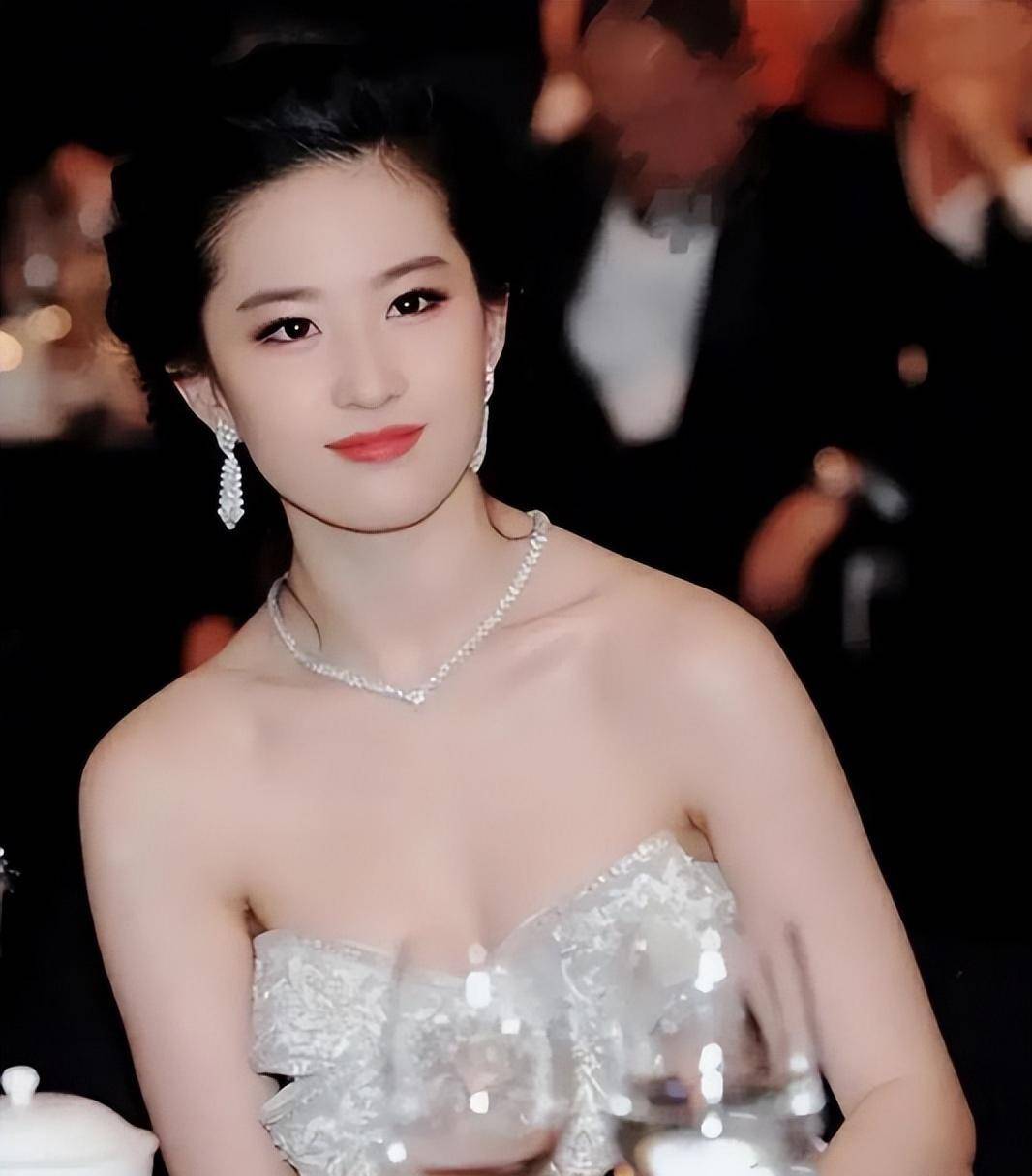 刘亦菲:拍摄内衣照被骂低俗玩擦边,大笑回应:没办法谁让我红!