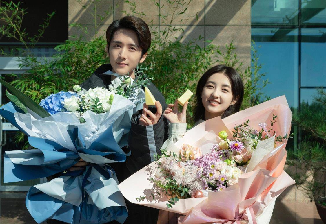 《天才基本法》杀青,张子枫青春无敌,雷佳音发型长在笑点上