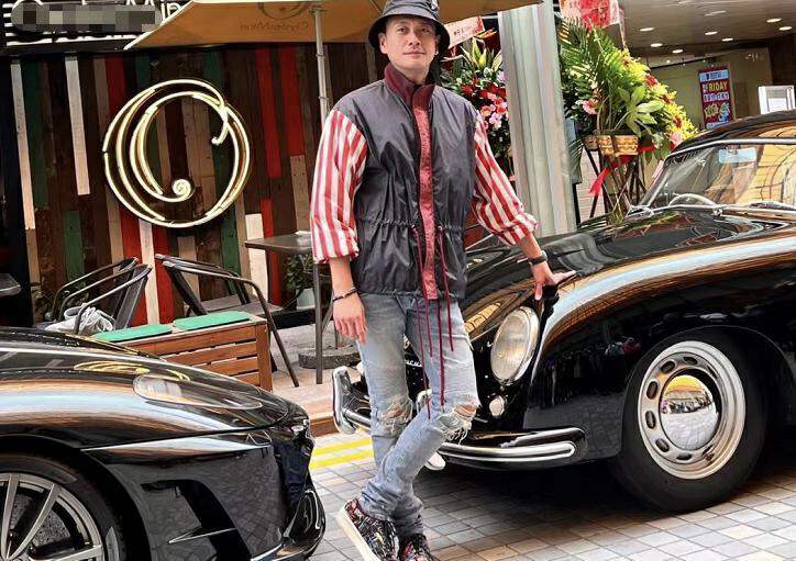 当天黄宗泽开着价值四百多万的跑车来到餐厅门口,这也是十分符合其爱