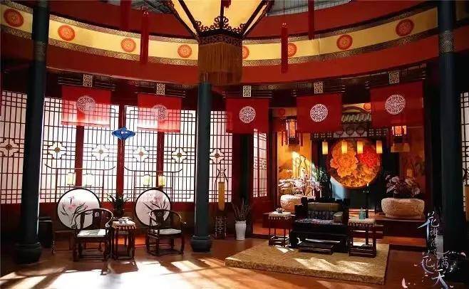 就连这些场景都像是刚建好的,任何特别布置的痕迹都太重了.