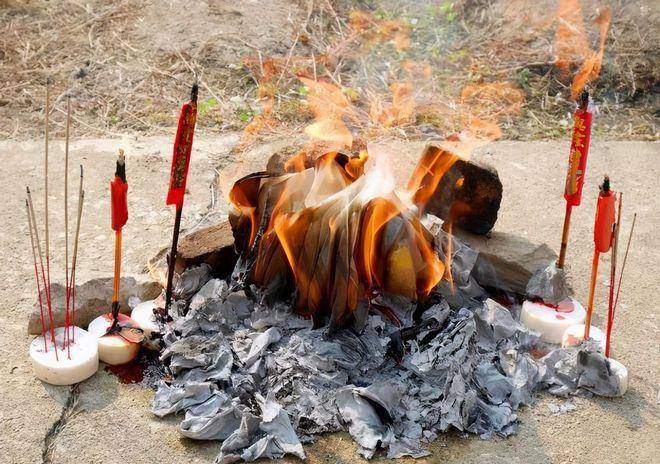 所以信的人清明能回家的就自己回家在祖坟前烧烧钱啥的,祖宗能看到真