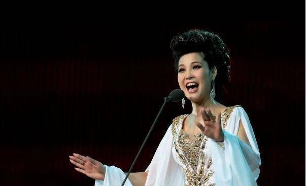 家"李双江携娇妻聚餐,一曲唱罢引嘲讽,夫妻俩关系微妙_梦鸽_丁英_蒋英