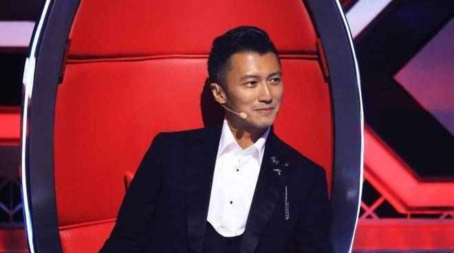 20年前两位男神照片对比,谢霆锋变化不大,吴彦祖"秃头"_儿子_孩子_都