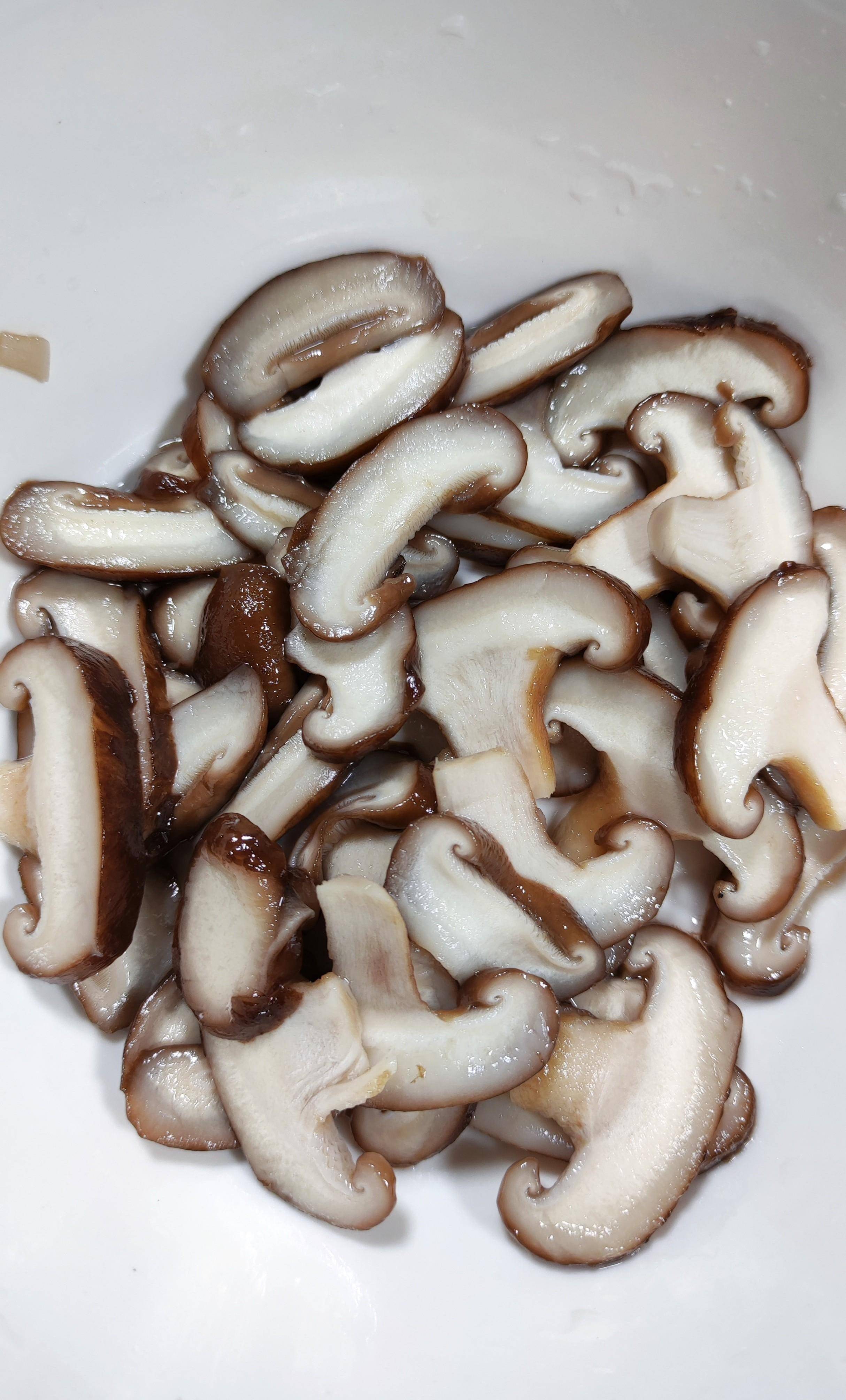 「余妈喊你做菜咯」香菇肉片,料汁调个味才好吃,你得学会了