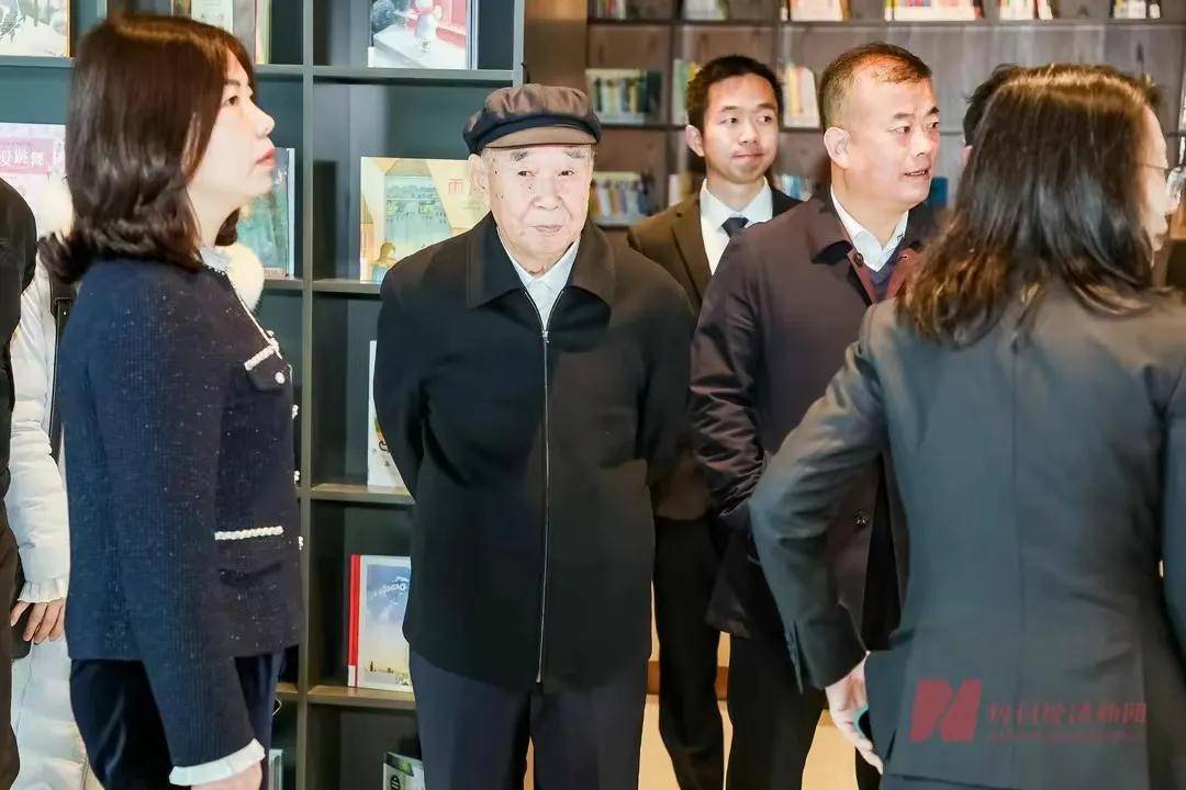 潘石屹又做善事，在村里建国内首家零碳图书馆，邀请潘基文写字