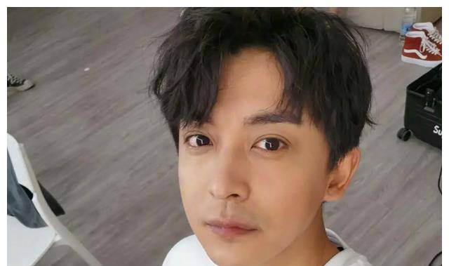 李佳航:出道就当男一号,多年不温不火,却成圈中最硬气的男人?