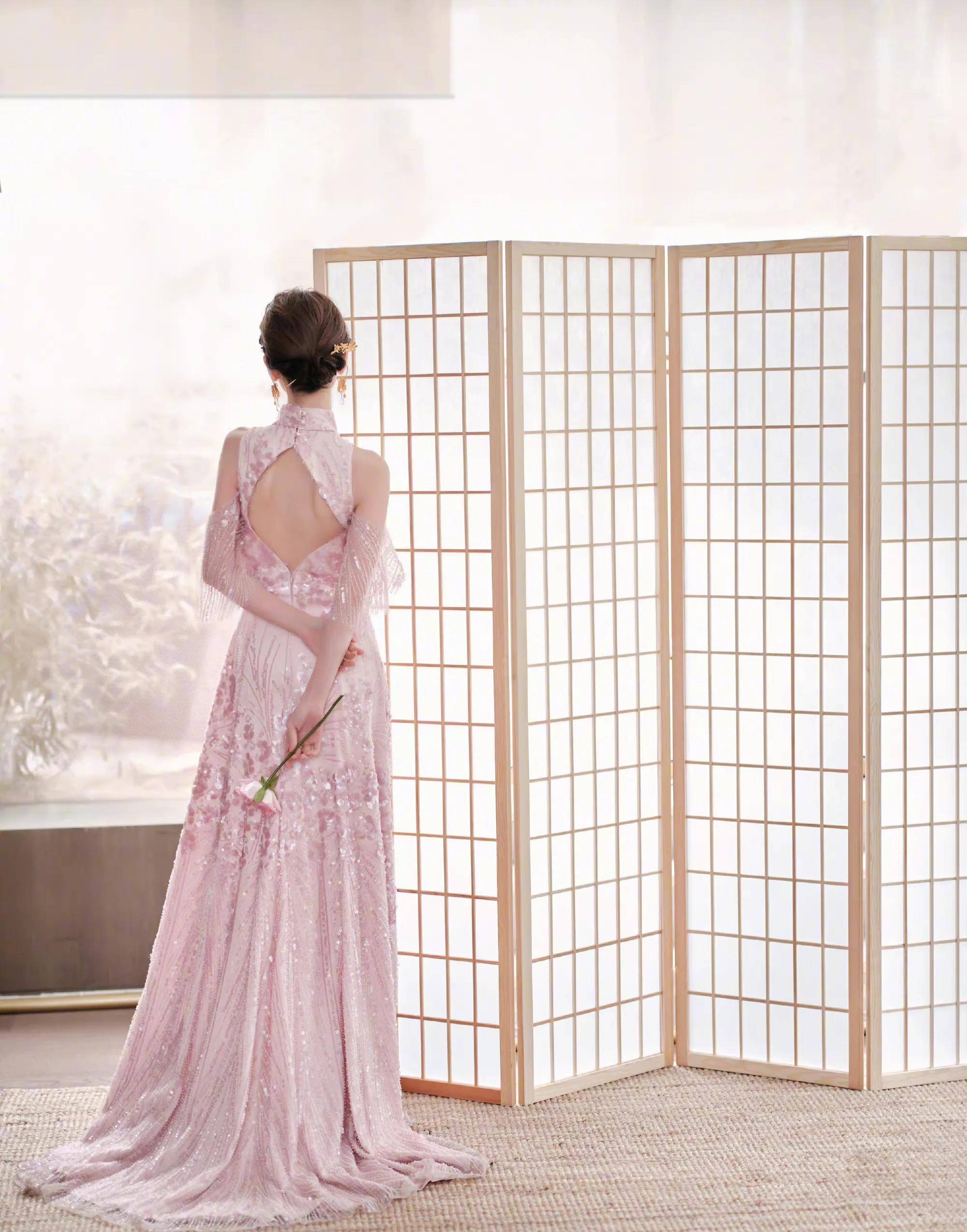 毛晓彤央视元宵晚会造型 穿粉色露背高开叉裙优雅高贵 风情妩媚