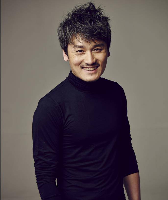 周铁:做音乐16年一直不火,40岁转行当演员,如今52岁仍未婚_父母_嗓音