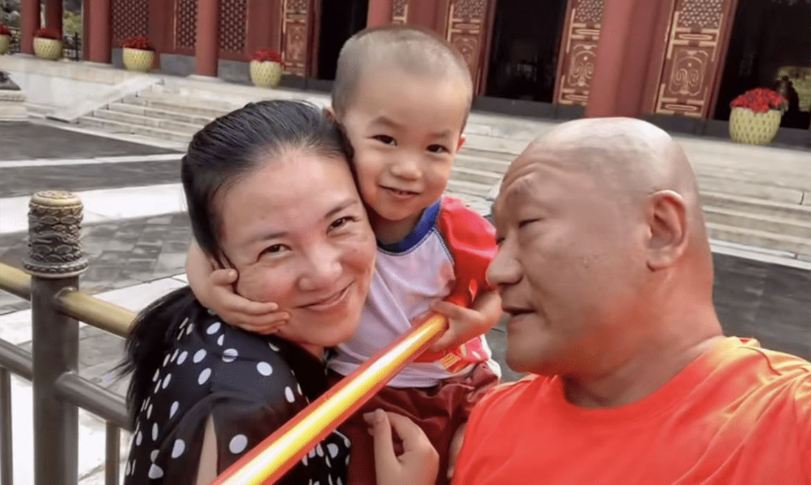 60岁谢东官宣妻子怀二胎!