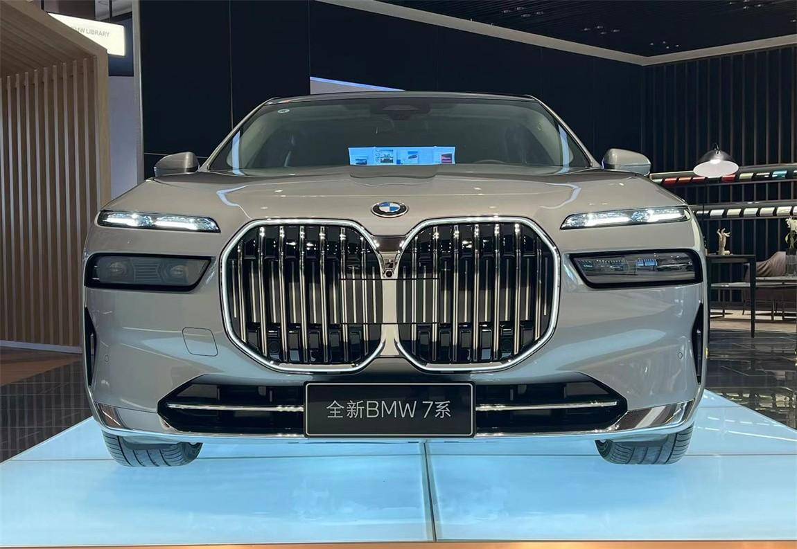 这台23款宝马740li领先型豪华套装,配岩石灰车漆,落地超过119万_搜狐