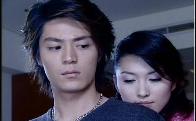 2003年,与霍建华,许绍洋,张韶涵合作,出演轰动一时的《海豚湾恋人》.