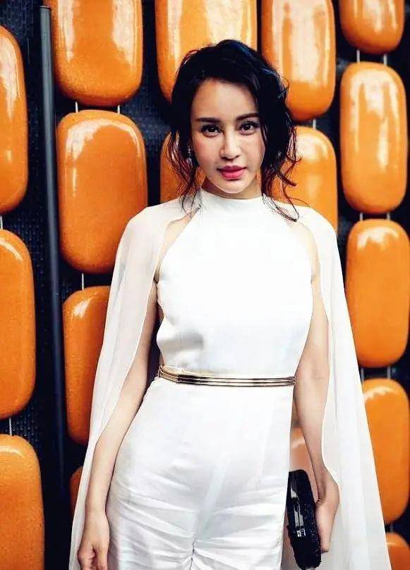 成龙徒弟母其弥雅真美,穿白色礼服露一半,小腰太迷人了_连衣裙_女性