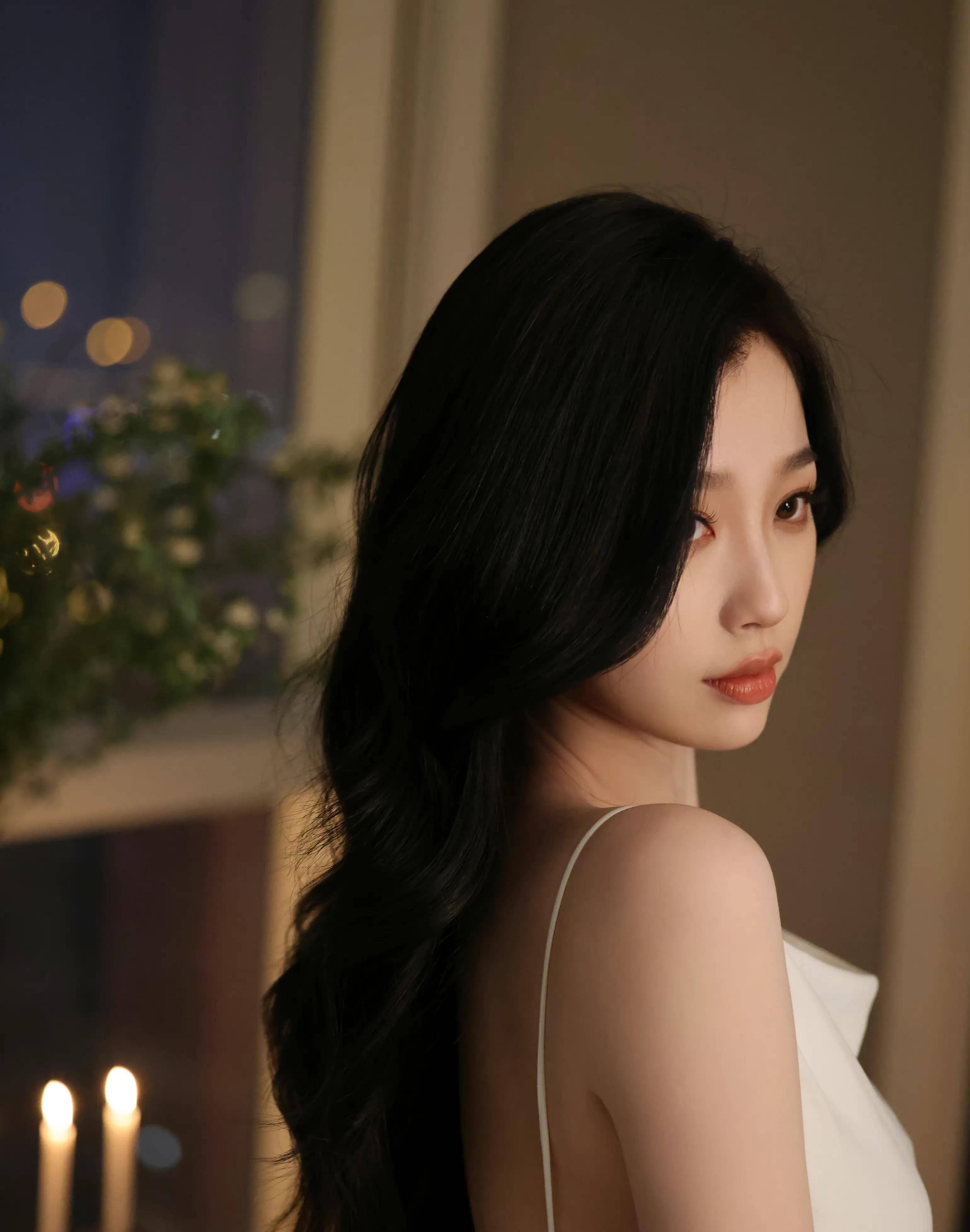 虞书欣白色吊带露背长裙好美,卷发慵懒有气质,后背线条令人心动_飞吻