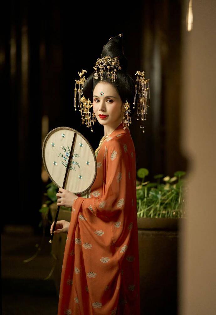 56岁的汉服装扮,依旧"吊打"古装女主_颜色_造型_红色