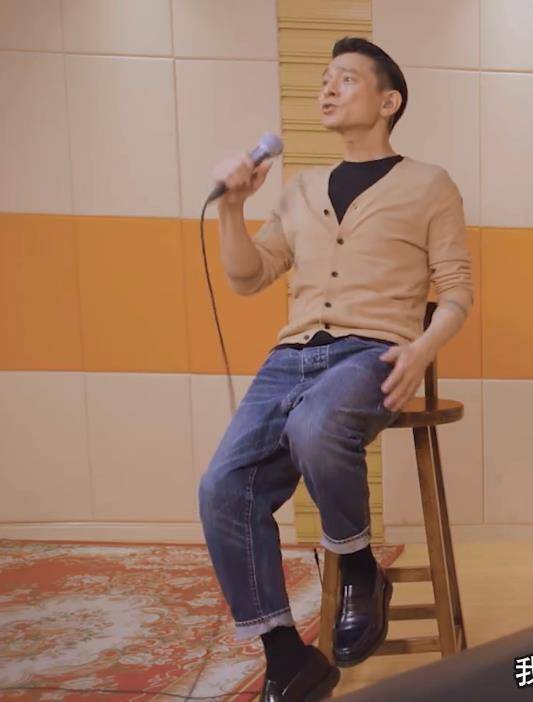 60岁的刘德华还是"华仔",他穿着宽松的牛仔裤,比小鲜肉帅多了_中年