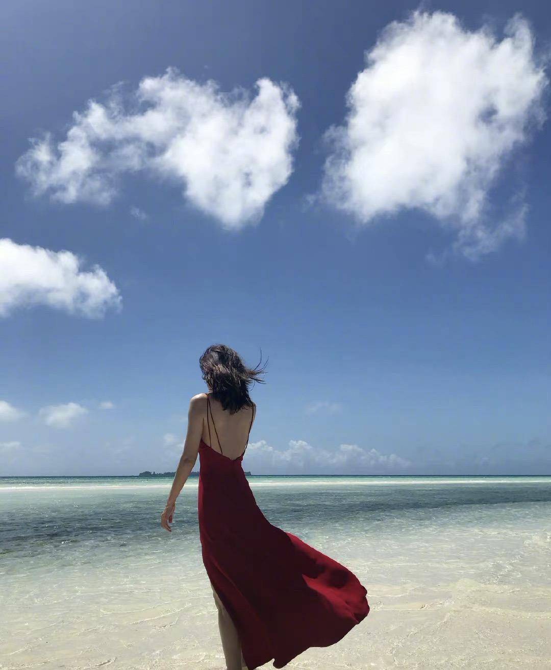 秦岚旅游度假写真,一袭红色吊带裙后背全镂空,在蓝天下格外显眼_设计