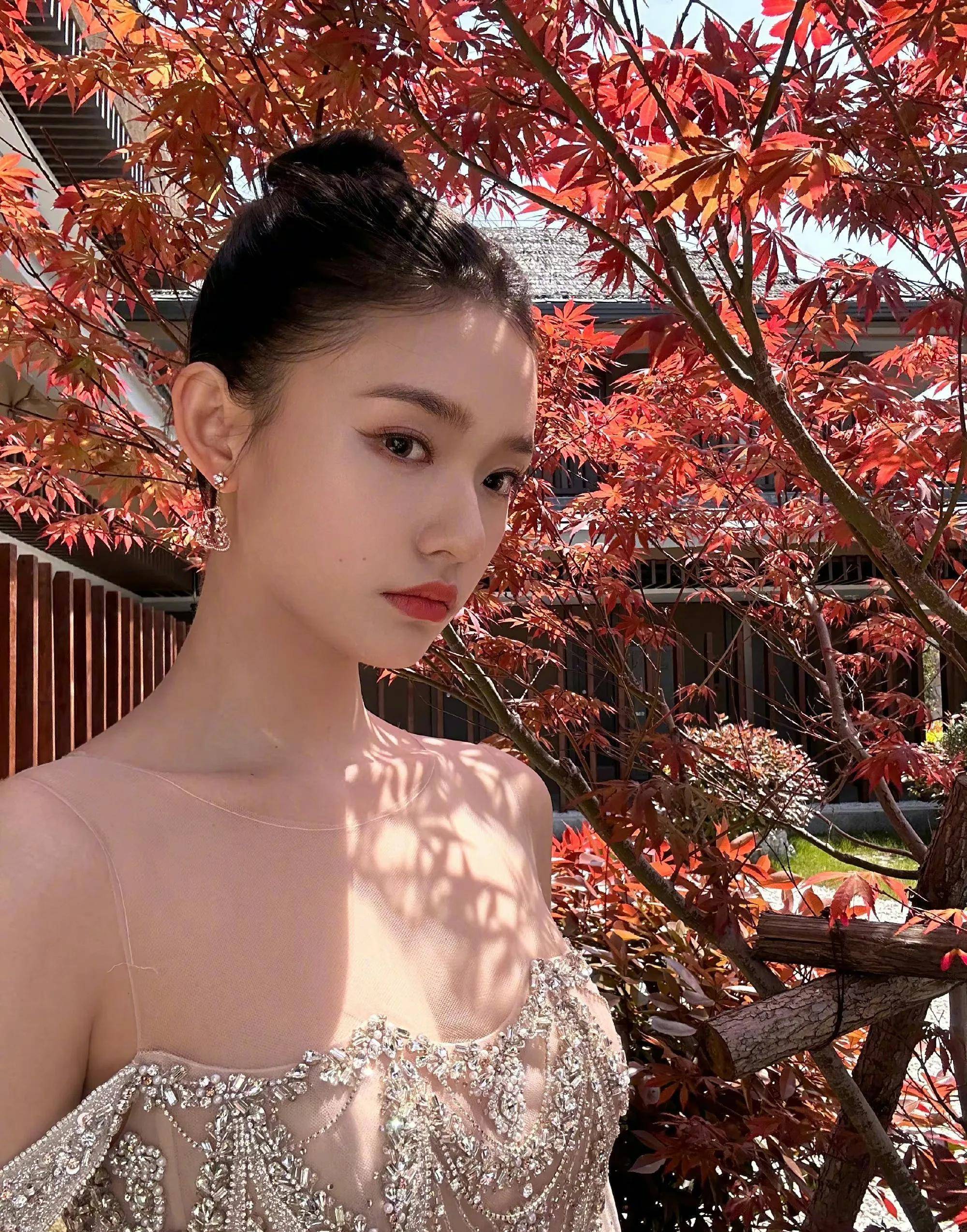 中国电影大数据盛典红毯 周冬雨穿深v骨感 林允透视装性感 袁泉飒爽