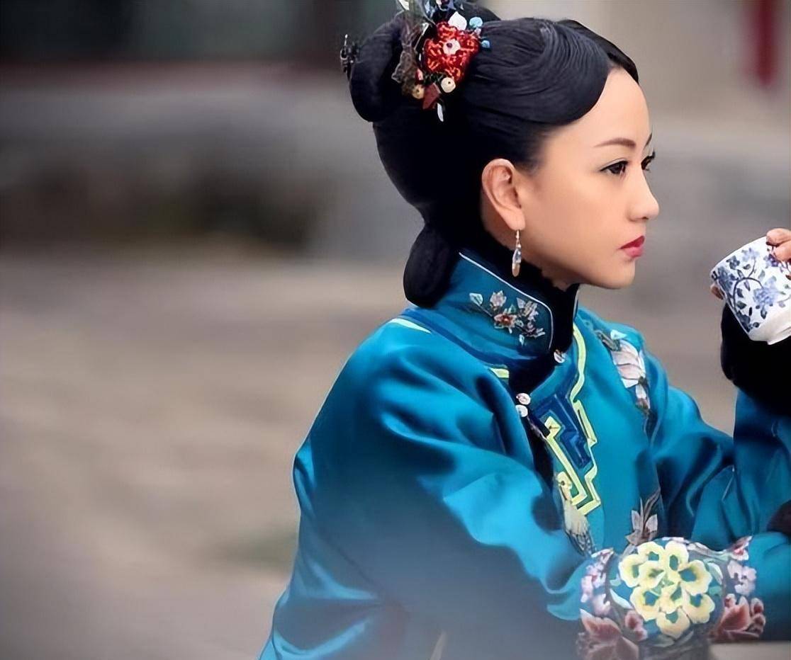 其时于正筹办拍摄《凤求凰》这部剧的时分,一开端定下的是杨蓉.