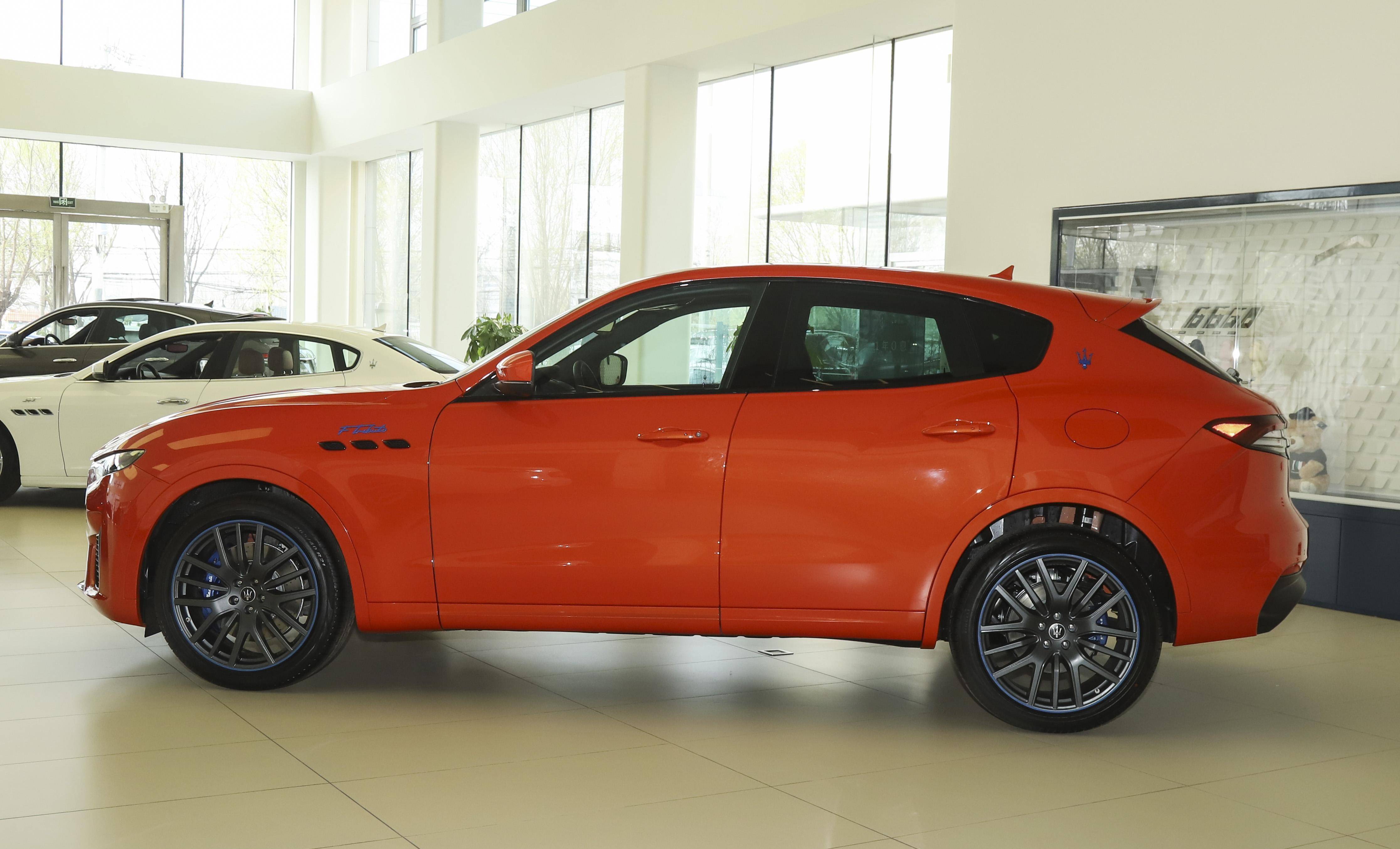 这款玛莎拉蒂levante f tributo采用了专属的魔力橙色车漆,车漆颜色很