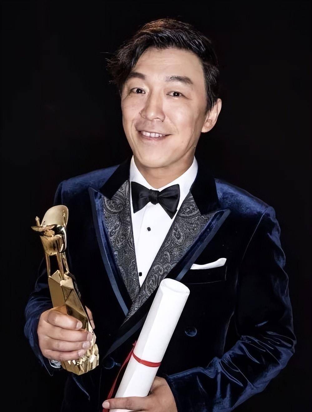 "消失"已久的黄渤,高情商接待马克龙,他已经走上了另一条大道_电影