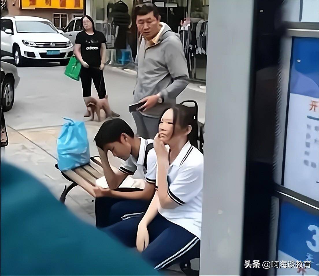 女学生公交站台骑在男生身上被大叔提醒,一脸的不屑,多管闲事_行为